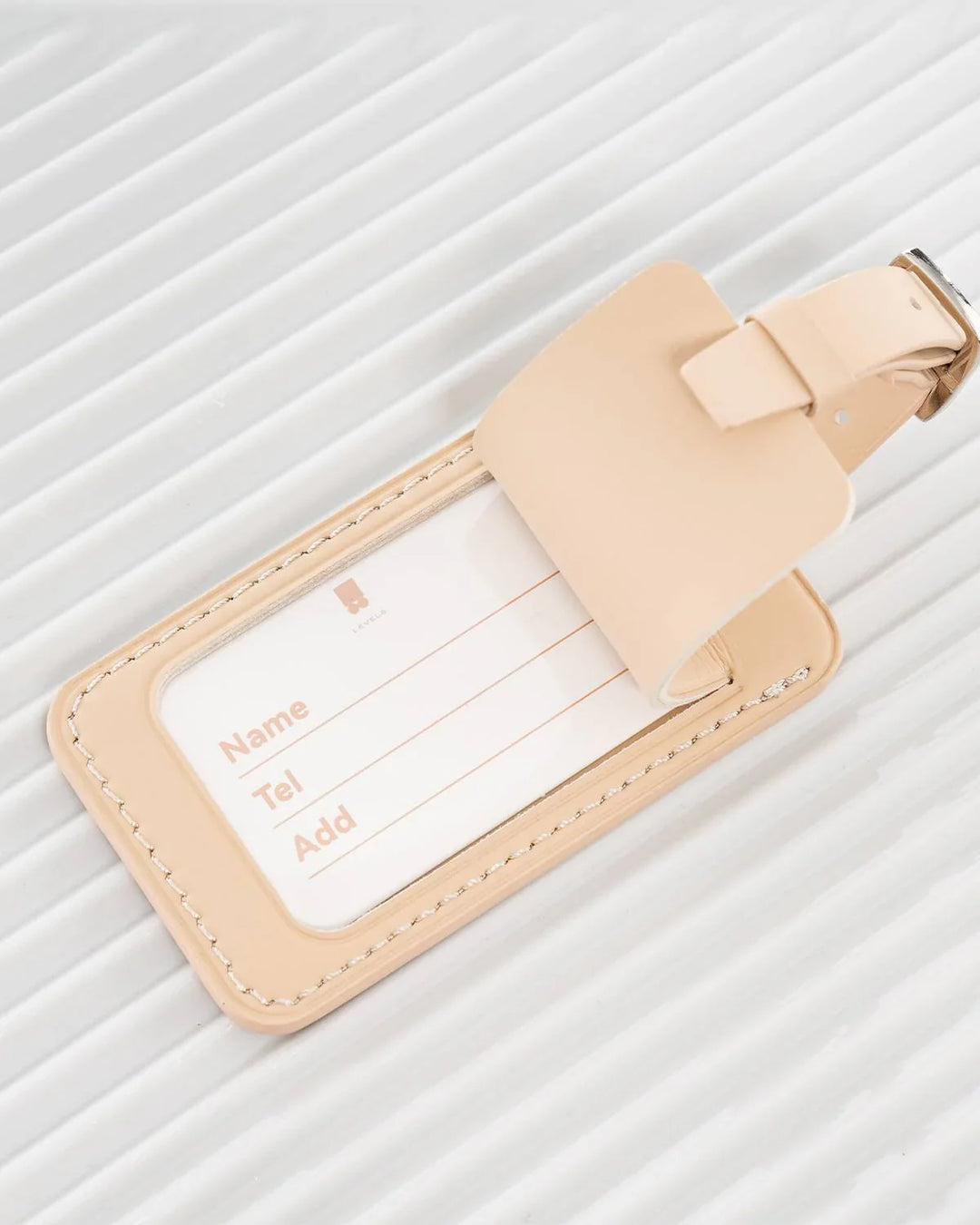 How to Put a Luggage Tag On Securely