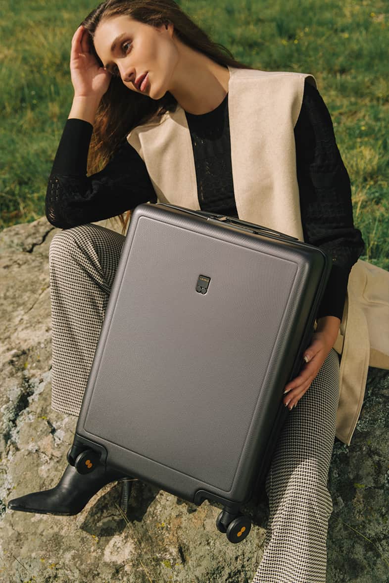 2-Wheel vs. 4-Wheel Luggage: Which Is Better?