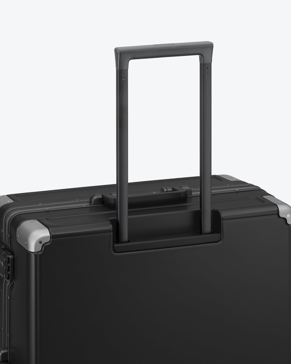 Hegent Check In 28" Black suitcase close-up of extended telescopic handle and top grip